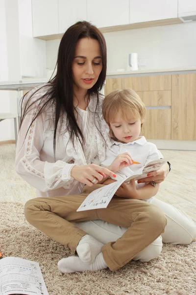 Moeder en zoon zittend op de vloer — Stockfoto