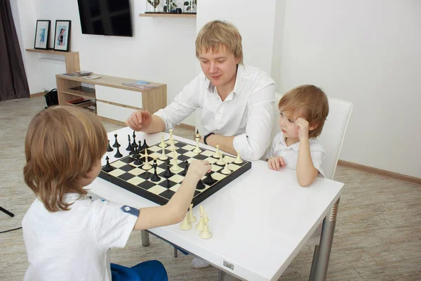 Rodina hrát šachy na stůl doma — Stock fotografie