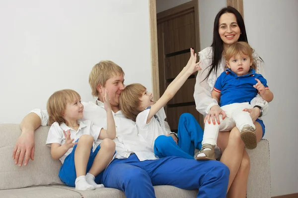 Aile kanepede dinleniyor. — Stok fotoğraf