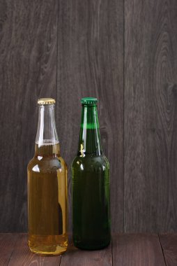 Yeşil ve kahverengi cam şişe bira