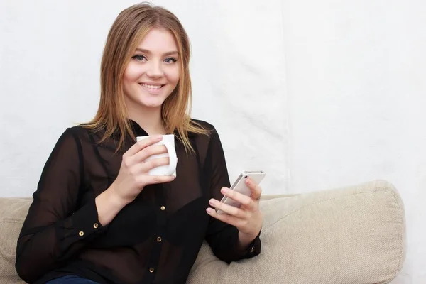 Joven hermosa mujer usando su teléfono inteligente — Foto de Stock