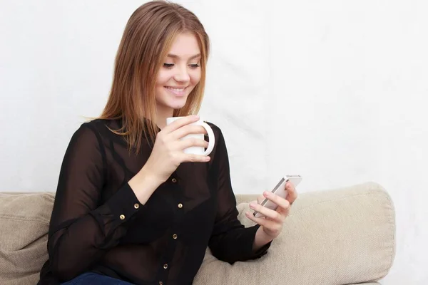 Jovem mulher bonita usando seu smartphone — Fotografia de Stock