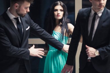 Güzel kadın ünlü korumaları ile