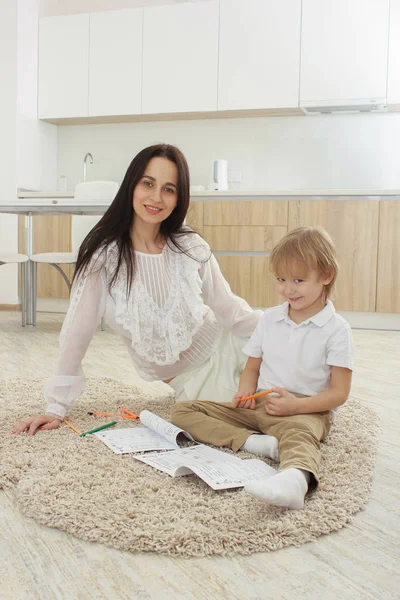 Mother and son sitting on floor — Stock Photo, Image