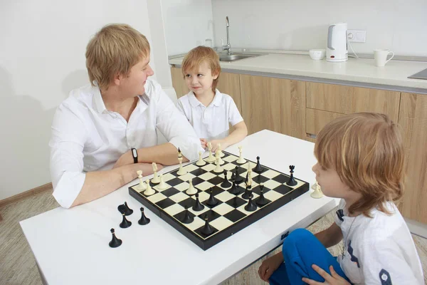 Gra w szachy na stole w domu rodziny — Zdjęcie stockowe