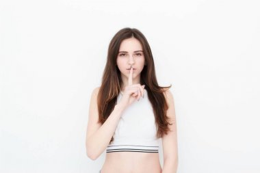 Beyaz arka plan üzerinde izole genç casual kadın tarzı. Stüdyo portre,