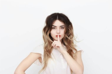 Gülümseyen iş kadını duygu gösterir. izole arka plan