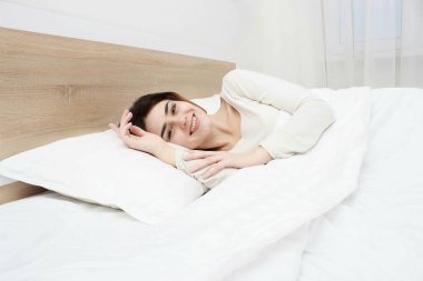 Kadın gülümseme o sabah yatakta yatıyordu büyüleyici