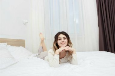 güzel kız yatak odasında erken sabah yalan