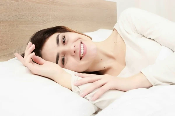 그녀는 아침에 침대에 누워 여자 미소 매력적인 — 스톡 사진