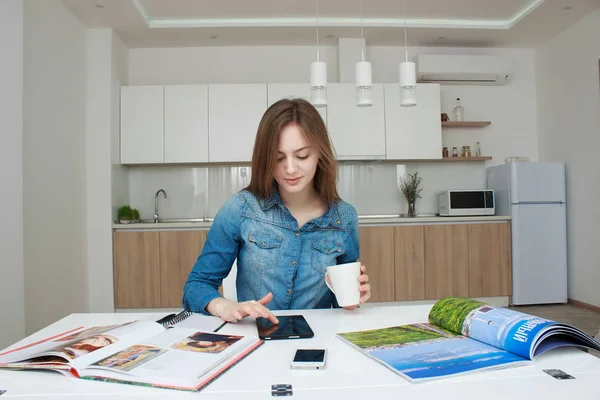 Teenage girl studying reading book at home — Stock Photo, Image