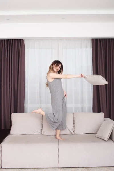 Teenager-Mädchen springt auf Sofa — Stockfoto