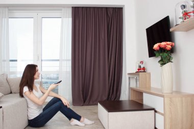 güzel bir genç kadın televizyon