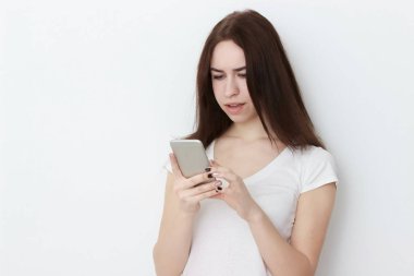 Akıllı telefon kullanan genç ve güzel bir kadın.,