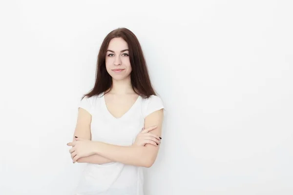 Mujer casual joven en blusa rosa aislada sobre retrato de estudio de fondo blanco — Foto de Stock