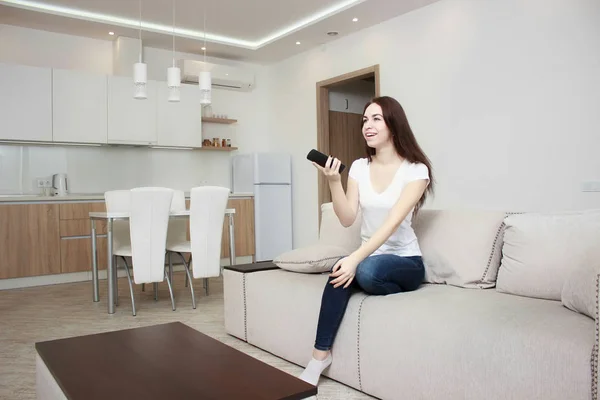 Hermosa mujer joven viendo la televisión — Foto de Stock