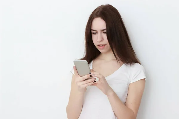 Young beautiful woman using smart phone, — Stock Photo, Image