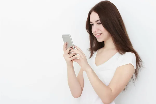 Jovem mulher bonita usando telefone inteligente, — Fotografia de Stock