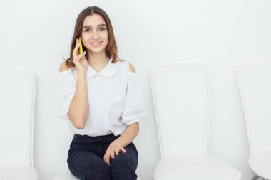 modern ofis cep telefonu konuşurken gülümseyen iş kadını