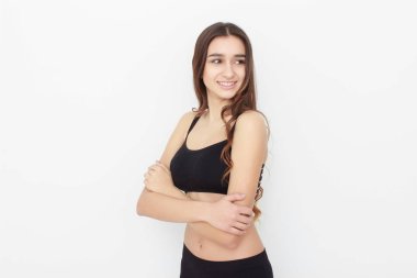 Güzel kız beyaz arka planda siyah top duygu gösterir