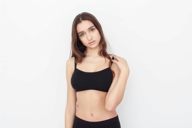 Güzel kız beyaz arka planda siyah top duygu gösterir