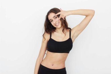 Güzel kız beyaz arka planda siyah top duygu gösterir