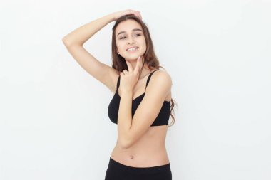 Güzel kız beyaz arka planda siyah top duygu gösterir