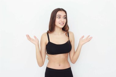 Güzel kız beyaz arka planda siyah top duygu gösterir