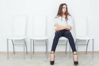 kol ve ağzını esnemek insanlar için yorgun veya zaman dinlenme sıkılmış el kapak yetiştirme ve rahatlatıcı çatı iç odası kadın ofis içinde uykulu hissediyorum kadın şimdi