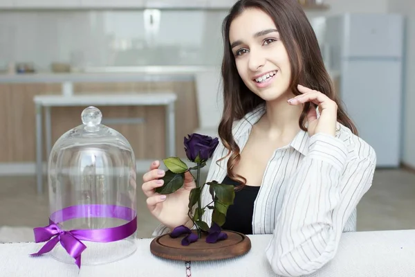 Young girl with flower — Stock Photo, Image