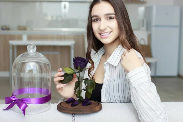 Young girl with flower — Stock Photo, Image