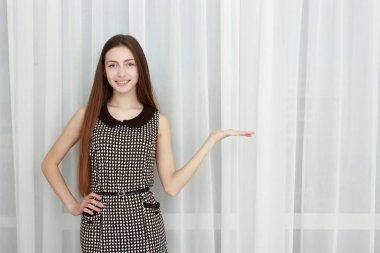 Kameraya, gülümseyen genç kadın portre