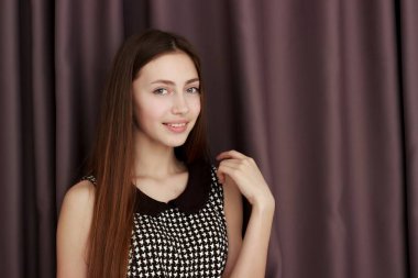 Kameraya, gülümseyen genç kadın portre