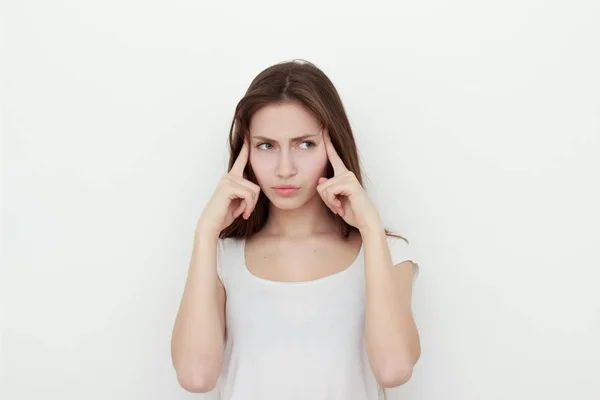 Vrouw denken en op zoek naar een peinzende in casual kleding — Stockfoto