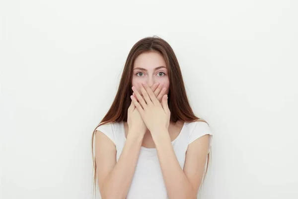 Chica bonita cubriéndose la boca — Foto de Stock