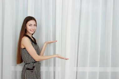 Açık el palm gülümseyen bir şey neşeli ve mutlu gösteren kadın.