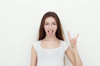 Dil ve rock bir jest gösterilen çok komik genç kız