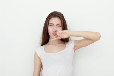 çekici beyaz gülümseyen genç kadın portresi