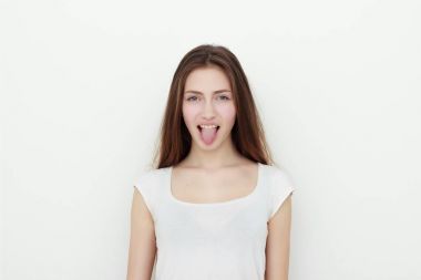 Dil Gösterilen çok komik genç kız