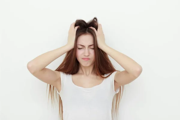 Uma jovem mulher emocional, isolada em fundo branco — Fotografia de Stock