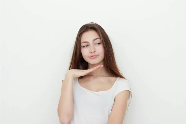 Retrato de atraente branco sorrindo jovem mulher — Fotografia de Stock