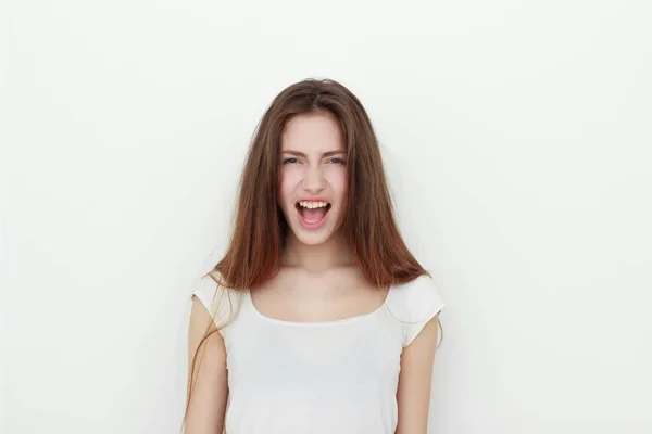 Porträtt av attraktiva vita leende ung kvinna — Stockfoto