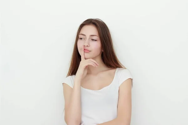 Retrato de atractiva mujer joven caucásica sonriente —  Fotos de Stock