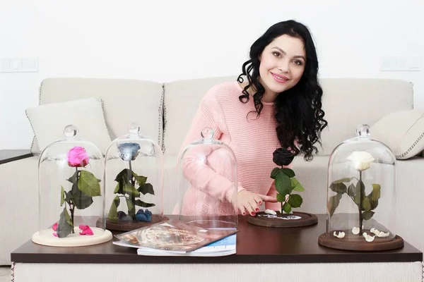 Chica feliz con rosa, recibido como un regalo — Foto de Stock