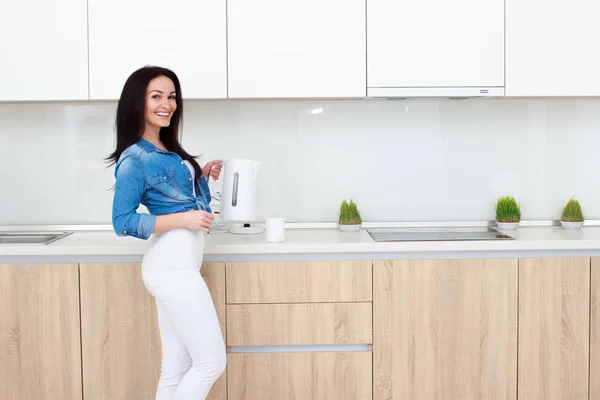 Adulto morena awoman fazendo chá no interior da sala de cozinha — Fotografia de Stock