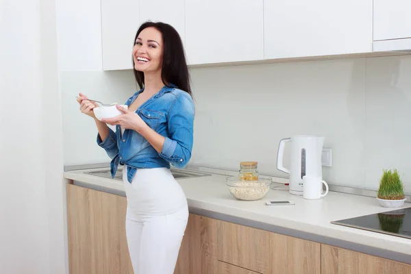 Conceito de bem-estar. Mulher bonita tomando café da manhã e sorrindo. Alimentação saudável — Fotografia de Stock