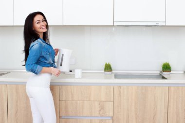 mutfak oda çay iç yapım yetişkin esmer kadın