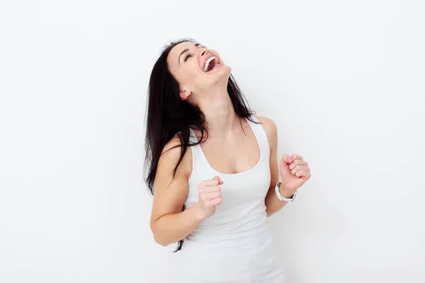 Lycklig kvinna skratta. Närbild porträtt kvinna leende med perfekt leende och vita tänder — Stockfoto