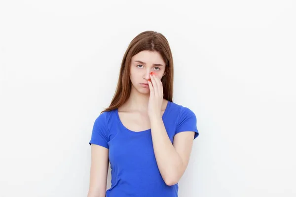 Portret trieste ongelukkige vrouw geïsoleerd op witte achtergrond — Stockfoto