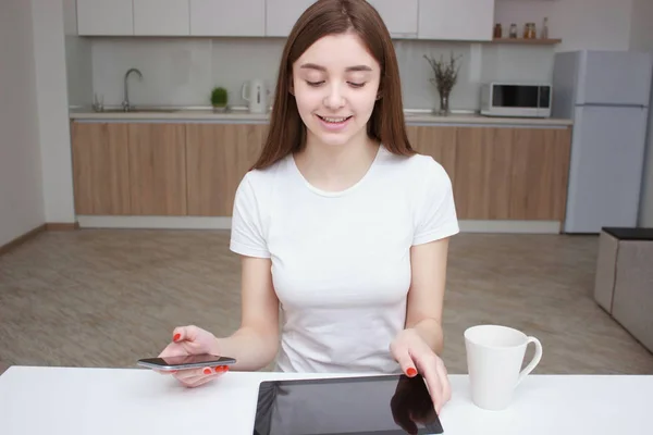 Jeune femme fait des achats en ligne par ordinateur tablette — Photo